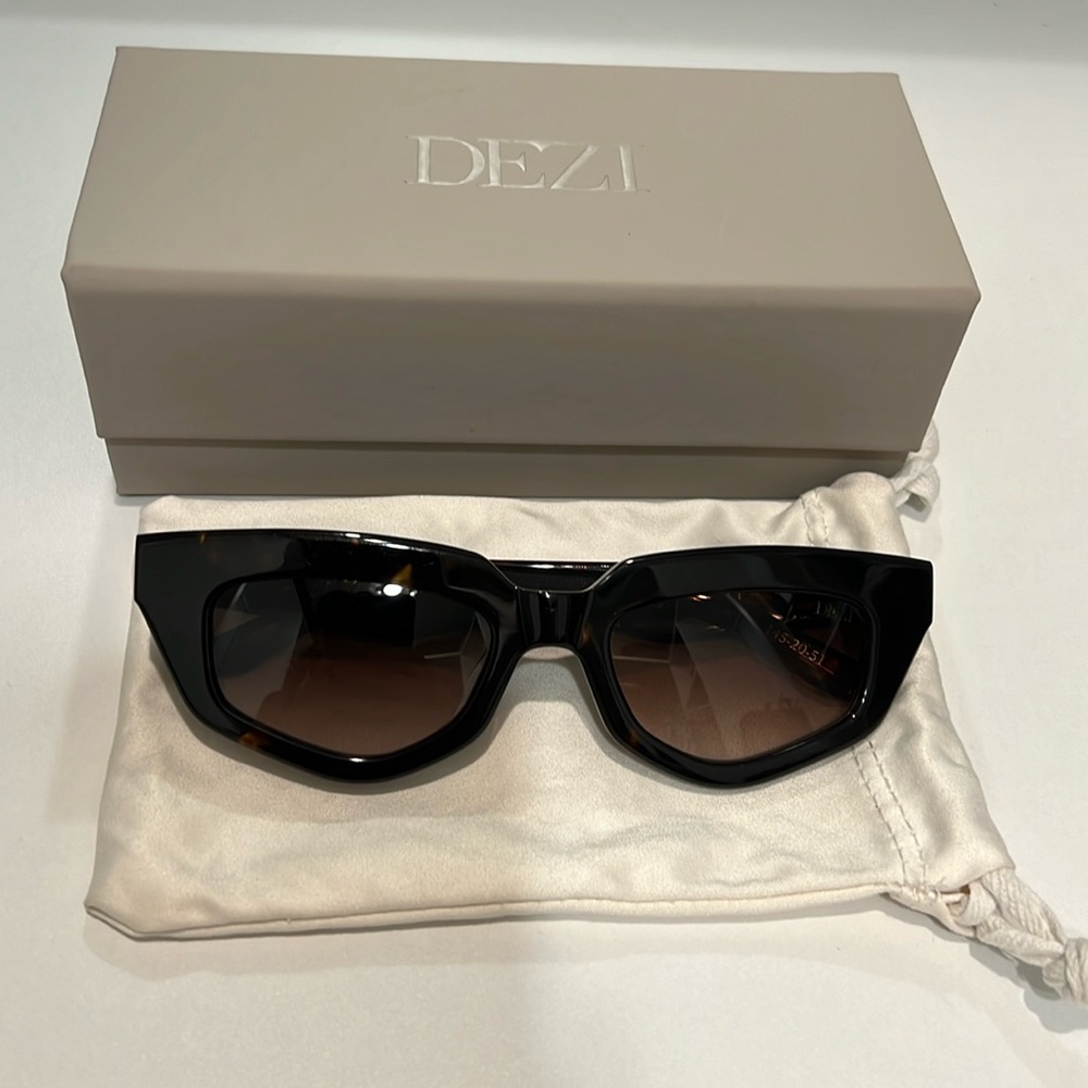 DEZI Sunglasses On Read